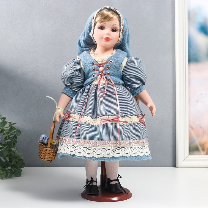 цена Кукла коллекционная керамика Катя в голубом платье с завязками, в косынке 40 см