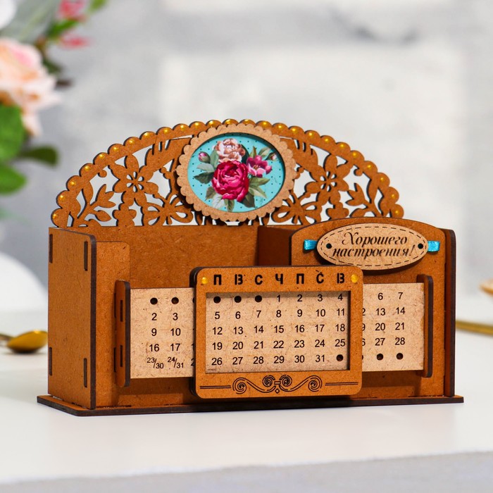 

Календарь-карандашница "Летние цветы", мдф, дуб, 17х7,5х14 см