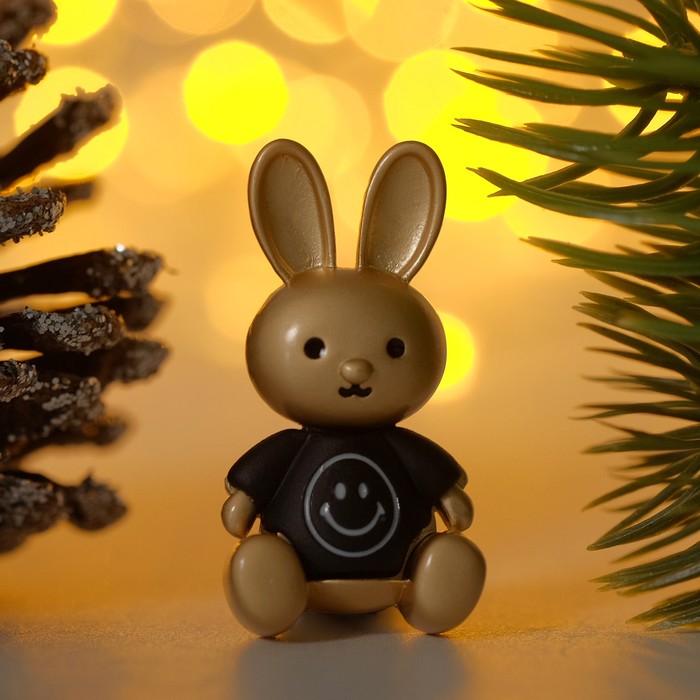 фото Брошь "зайчик" в футболке со смайликом, цвет чёрный в матовом золоте queen fair