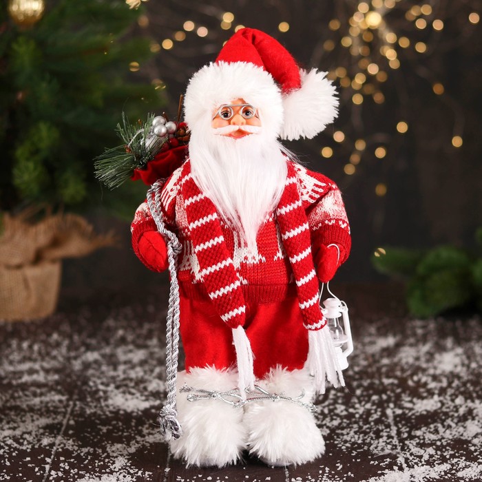 Дед Мороз В свитере с оленями и с фонариком 30 см, бело-красный дед мороз в красном клетчатом свитере с фонариком 23х45 см
