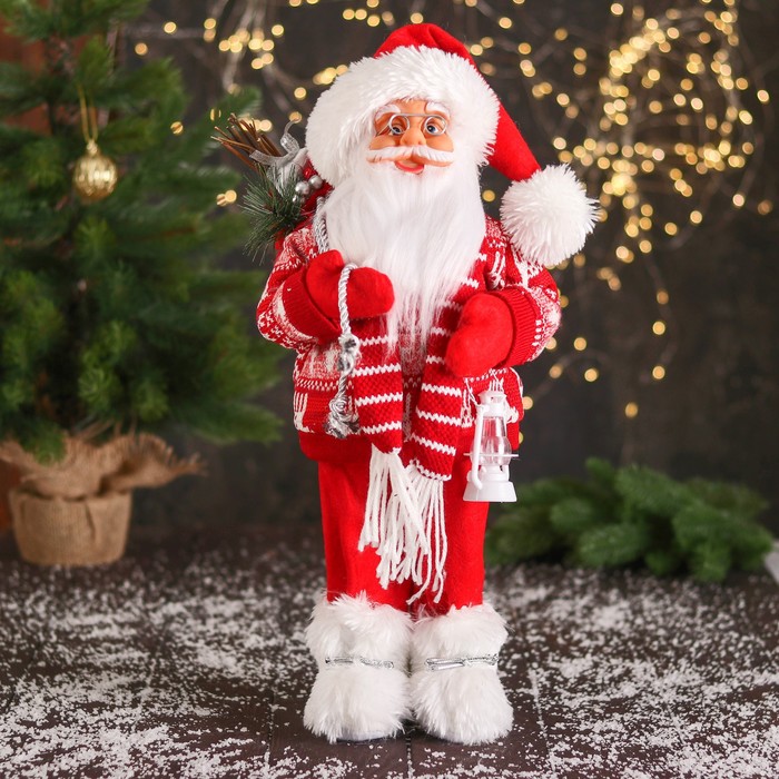 Дед Мороз В полосатом шарфе и с фонариком 44 см, бело-красный дед мороз в свитере и меховых ботинках с санками 47 см бело серый