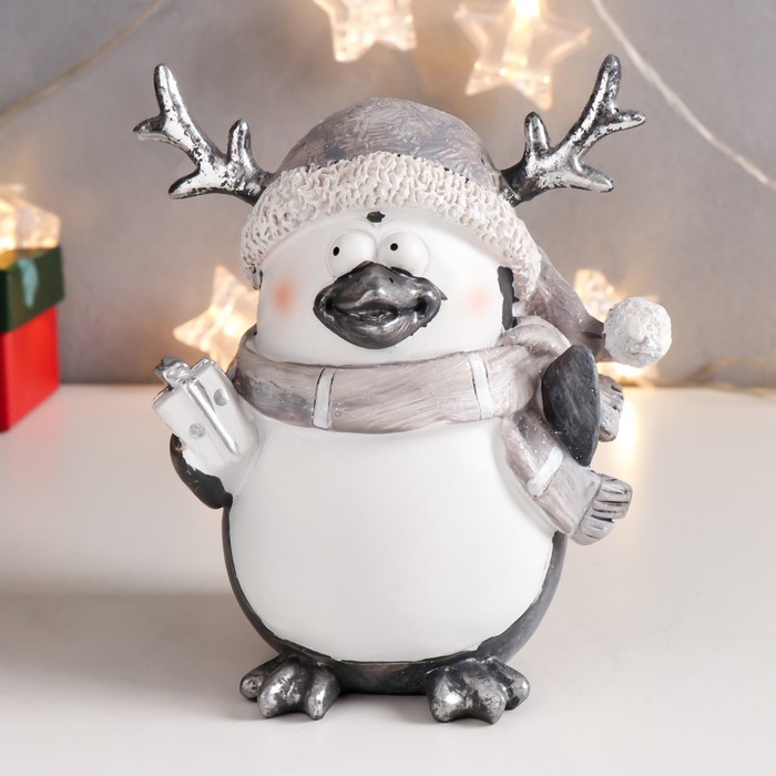 Сувенир полистоун Пингвинчик в шарфике и колпаке с рожками, с подаркомМИКС 15,5х13х9 см сувенир полистоун зайчик в шарфике с ёлочкой микс 6х5х8 8 см
