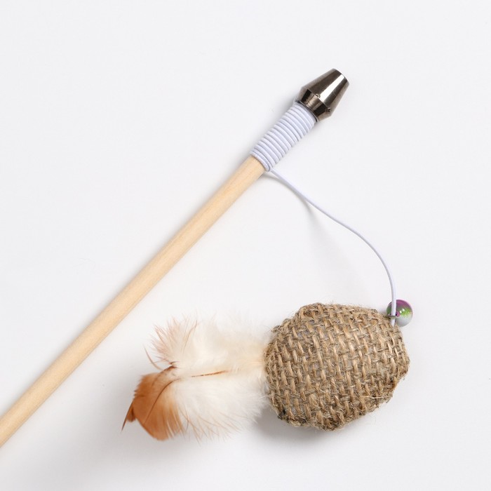 фото Дразнилка - удочка из эко-материалов "шарик с кошачьей мятой и перьями" на деревянной палоч пижон
