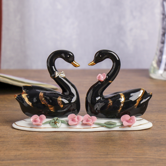 Сувенир "Чёрные лебеди в цветах"