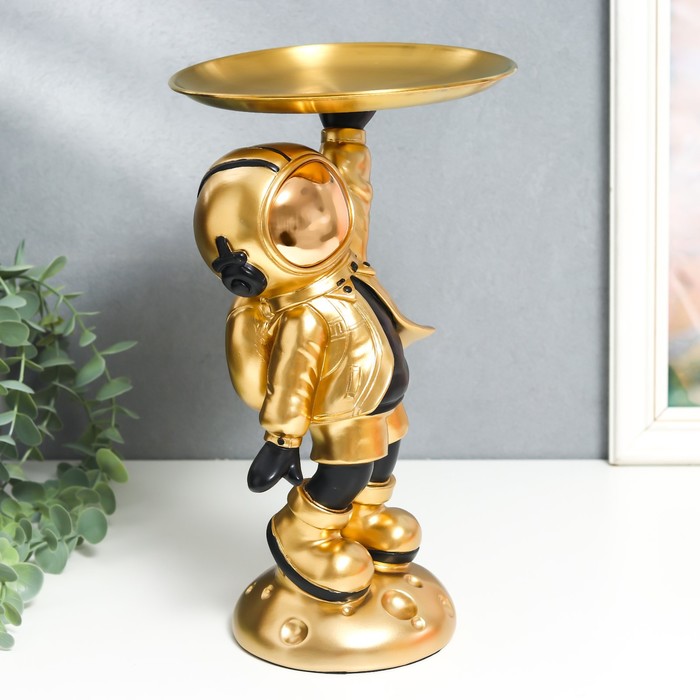 Сувенир полистоун подставка "Космонавт в золотом" 28х20х17 см 9036259
