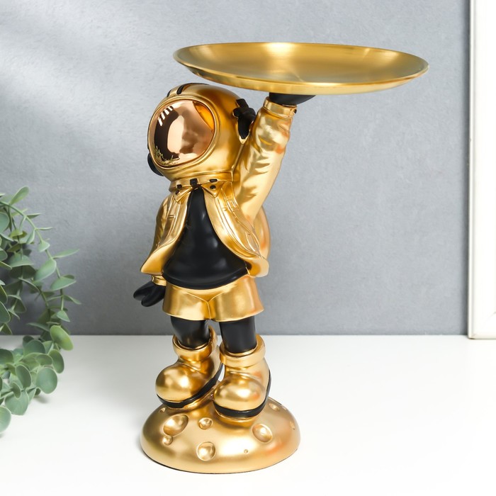 Сувенир полистоун подставка "Космонавт в золотом" 28х20х17 см 9036259