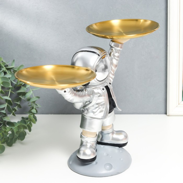 Сувенир полистоун подставка "Космонавт в серебристом с двумя блюдами" 14х26,5х32 см 9036261