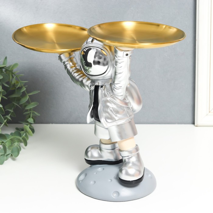 Сувенир полистоун подставка "Космонавт в серебристом с двумя блюдами" 14х26,5х32 см 9036261
