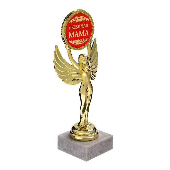 Ника с медалью "Любимая мама"