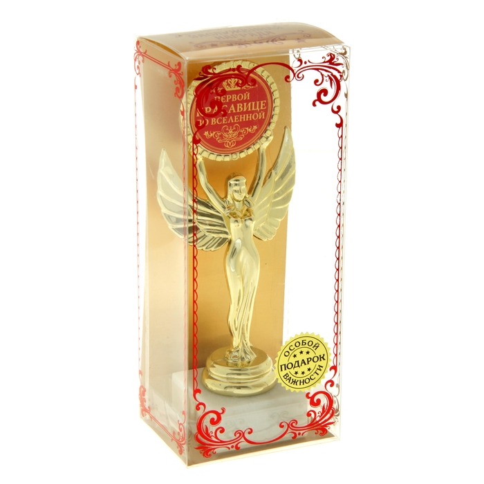 Ника с медалью "Первой красавице во вселенной"