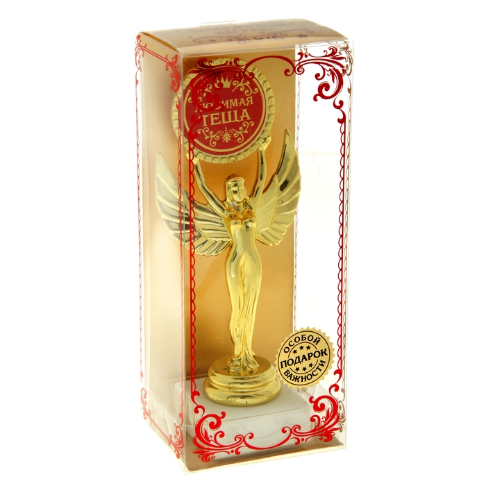 Ника с медалью "Любимая теща"