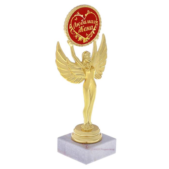 Ника с медалью "Любимая жена"