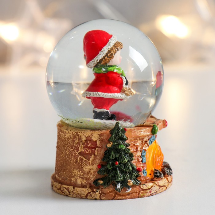 Сувенир полистоун водяной шар "Малыш со звёздами в ожидании Деда Мороза" 4,5х4,5х6,5 см