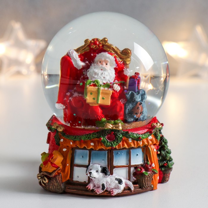 Сувенир полистоун водяной шар Дед Мороз в кресле с подарками 7х6,7х8,8 см