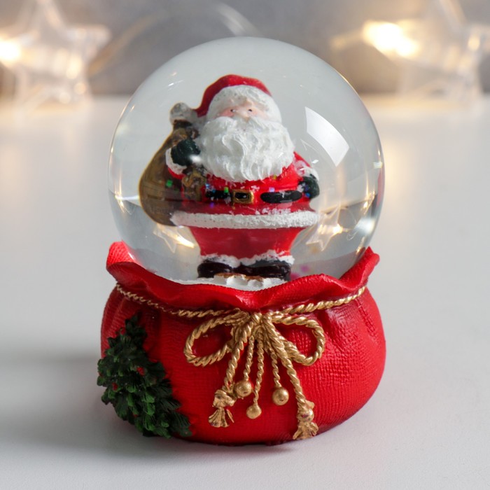 Сувенир полистоун водяной шар Дед Мороз с мешком подарков 7х6,7х8,8 см