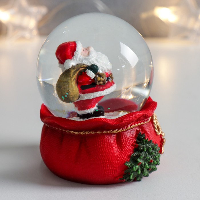 Сувенир полистоун водяной шар "Дед Мороз с мешком подарков" 7х6,7х8,8 см