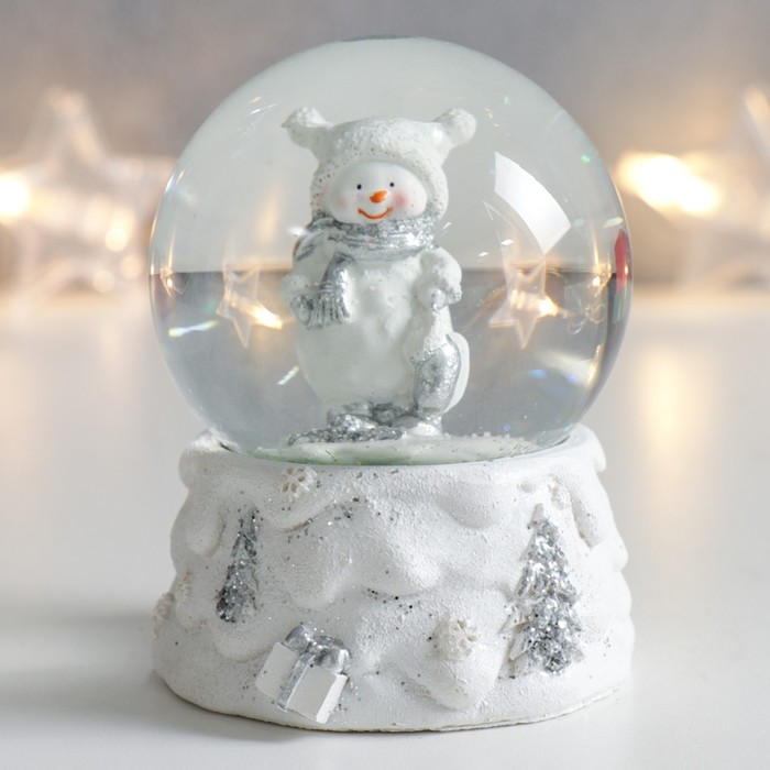 Сувенир полистоун водяной шар Снеговик в шапочке с помпошками 7х6,7х8,8 см цена и фото