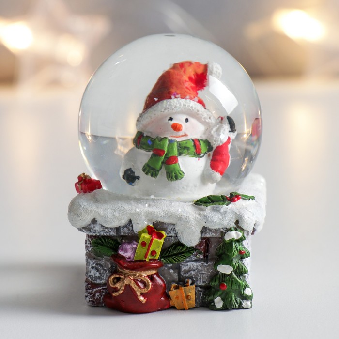 Сувенир полистоун водяной шар Снеговичок на трубе с подарками 4,5х4,5х6,5 см