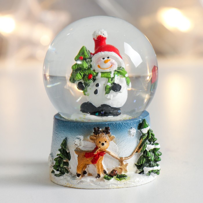 Сувенир полистоун водяной шар Снеговичок с ёлочкой и оленёнок 4,5х4,5х6,5 см
