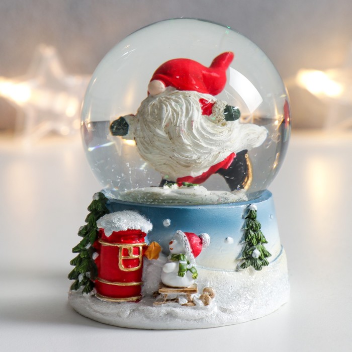 Сувенир полистоун водяной шар Дед Морозик на лыжах 7х6,7х8,8х см