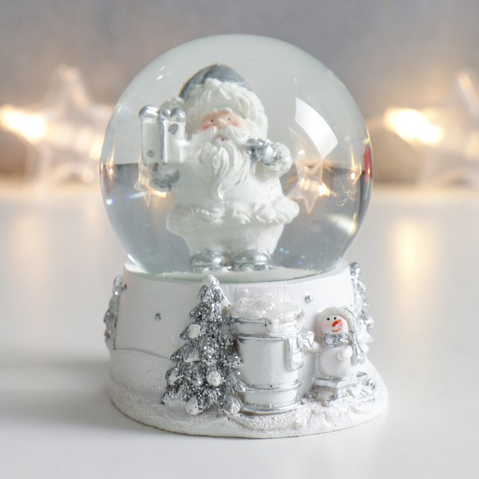Сувенир полистоун водяной шар Дед Мороз с подарком белый с серебром 7х6,7х8,8 см