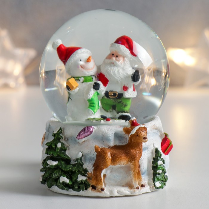Сувенир полистоун водяной шар Снеговик и Дед Мороз с оленёнком 7х6,7х8,8 см