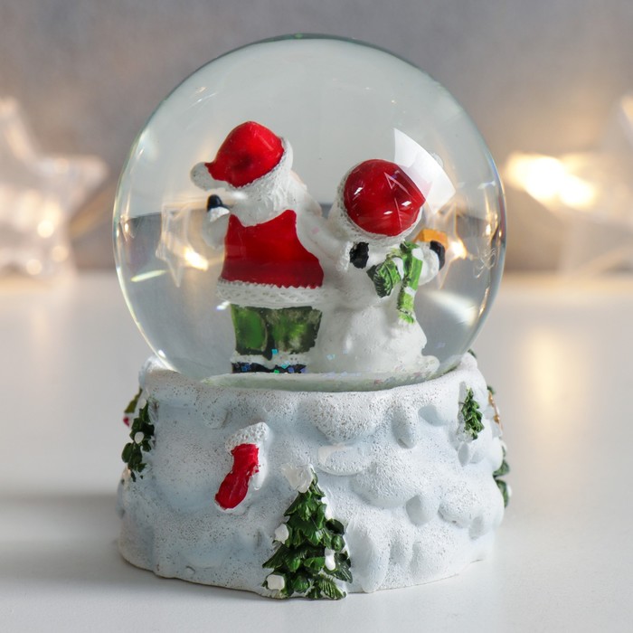 Сувенир полистоун водяной шар "Снеговик и Дед Мороз с оленёнком" 7х6,7х8,8 см
