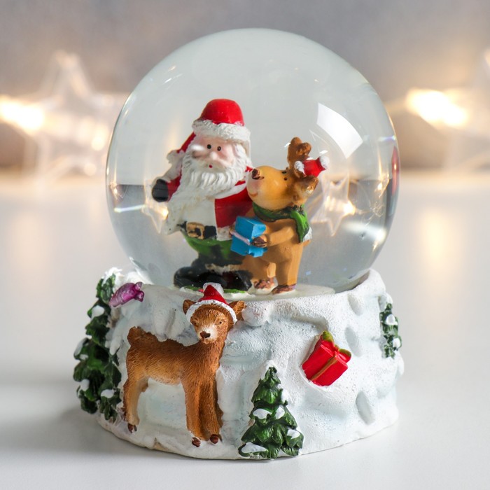 Сувенир полистоун водяной шар "Дед Мороз и олени" 7х6,7х8,8 см