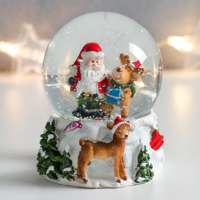 Сувенир полистоун водяной шар "Дед Мороз и олени" 7х6,7х8,8 см
