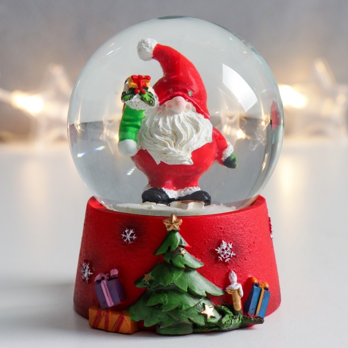 Сувенир полистоун водяной шар Дед Мороз с носком подарков 7х6,7х8,8 см