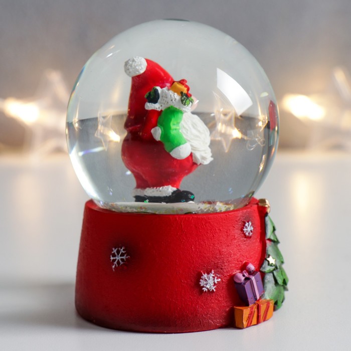 Сувенир полистоун водяной шар "Дед Мороз с носком подарков" 7х6,7х8,8 см