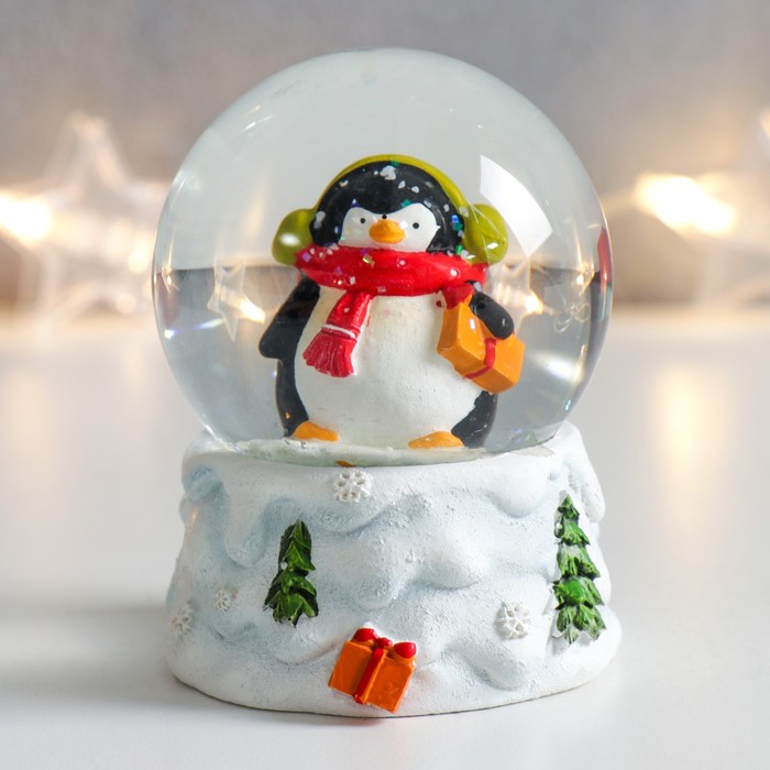 Сувенир полистоун водяной шар Пингвинчик в шарфике и наушниках 7х6,7х8,8 см