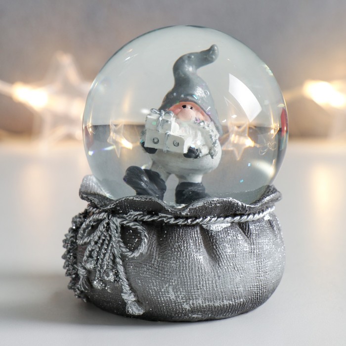 Сувенир полистоун водяной шар Дед Морозик с подарками серебро 7х6,7х8,8 см