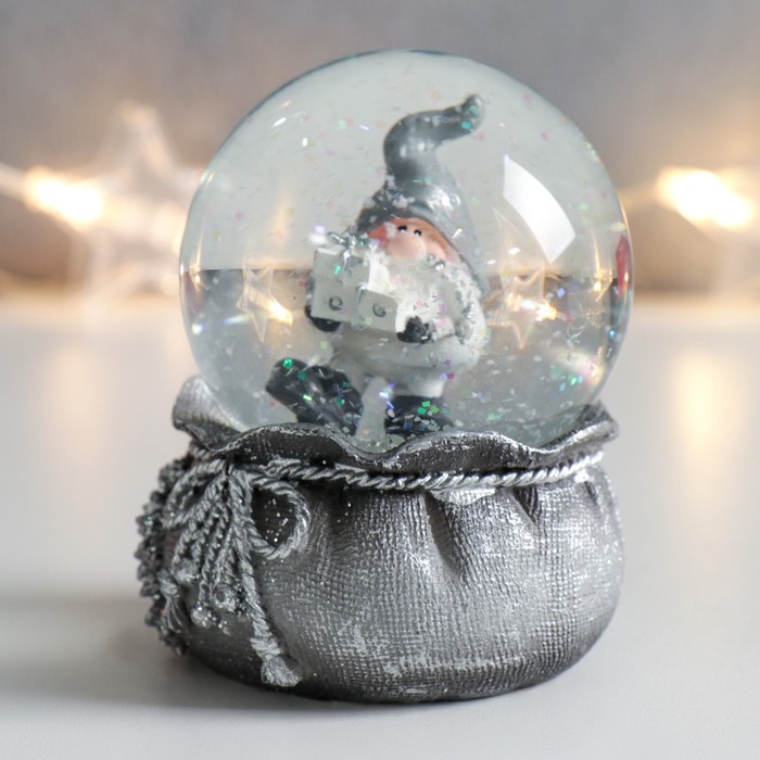 Сувенир полистоун водяной шар "Дед Морозик с подарками" серебро 7х6,7х8,8 см