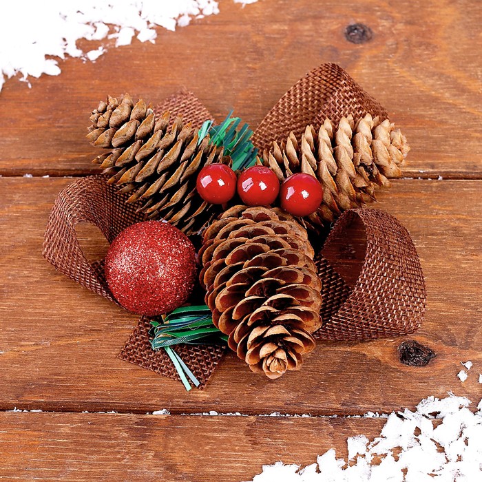 Новогодняя композиция «Шишки, ягодки» МИКС шар с новогодним декором шишки и ягодки