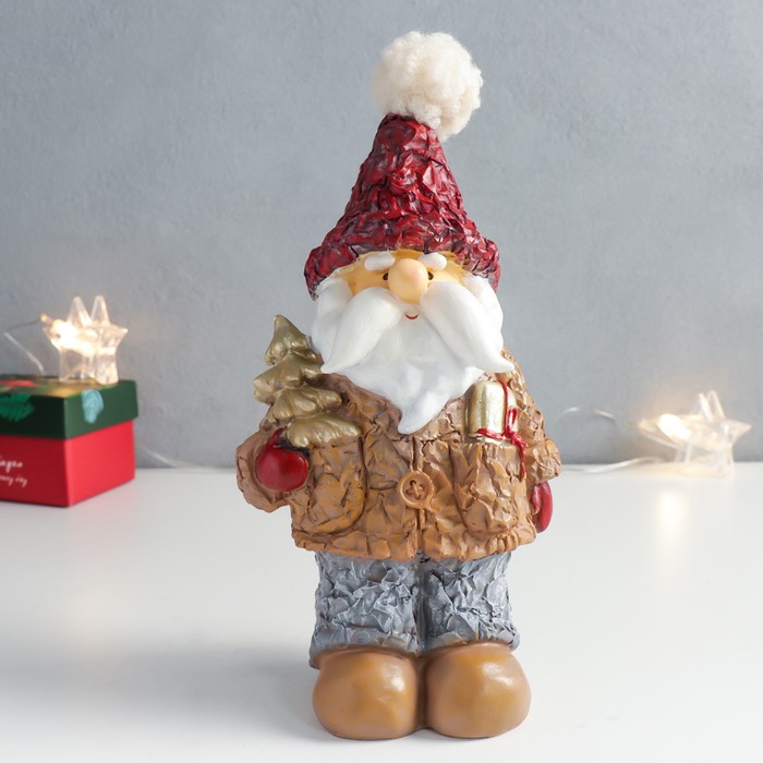 Сувенир полистоун Дед Мороз в пиджачке с ёлочкой и подарком 10,5х8х20,5 см