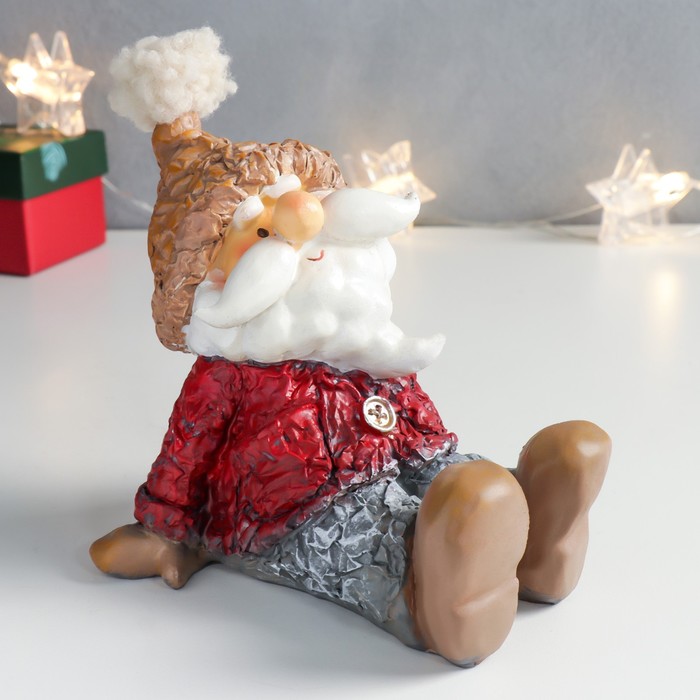 Сувенир полистоун Дед Мороз в красном пиджачке сидит 12х15х14,5 см