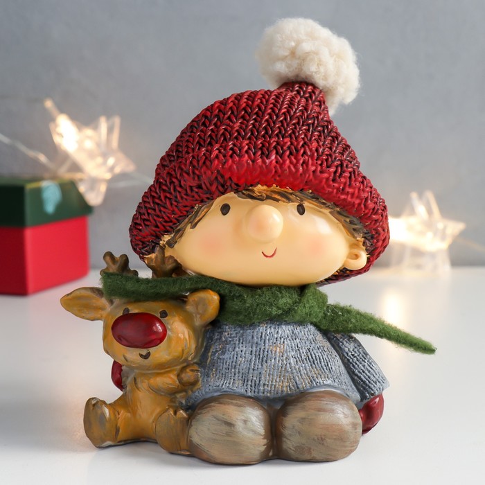 Сувенир полистоун Мальчик в красной шапке с оленёнком 11х9,5х12,5 см сувенир полистоун малыш в красной шапке и зелёном шарфике с подарком 7 5х10х17 см