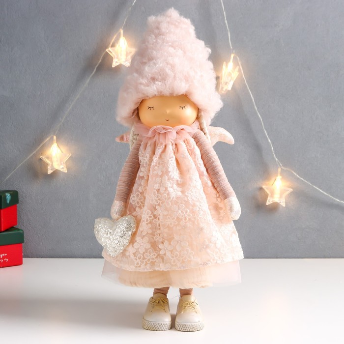 цена Кукла интерьерная Девочка в розовом платье и шапочке с сердечком 16х13х42 см