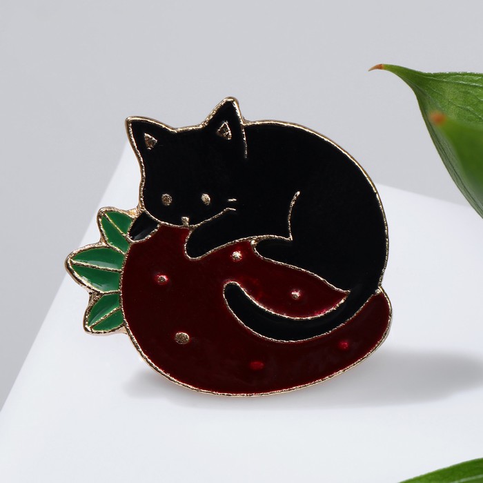 

Значок «Котёнок» на клубничке, цветной в золоте