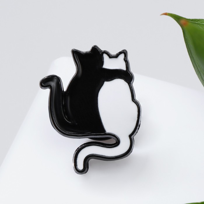 Значок «Коты» объятие, цвет чёрно-белый в чёрном металле значок коты объятие цвет чёрно белый в чёрном металле