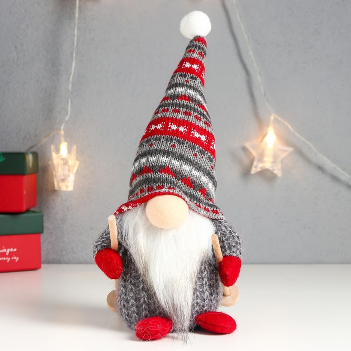 Кукла интерьерная Дед Мороз с лыжными палками, серый колпак с узорами 27х12х8 см кукла интерьерная дед мороз в шапке с красными узорами с бомбошками 41х13х10 см