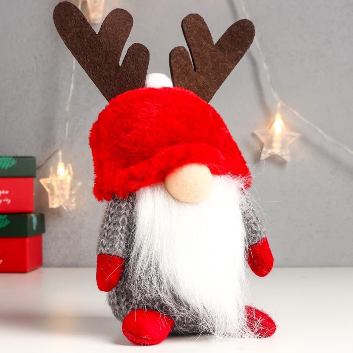 Кукла интерьерная "Дед Мороз в красной шапке с рожками" 20х13х11 см