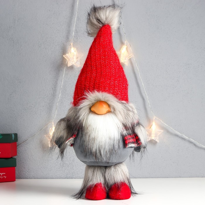 Кукла интерьерная Дед Мороз в красном колпаке с меховой бомбошкой 45х18х11 см