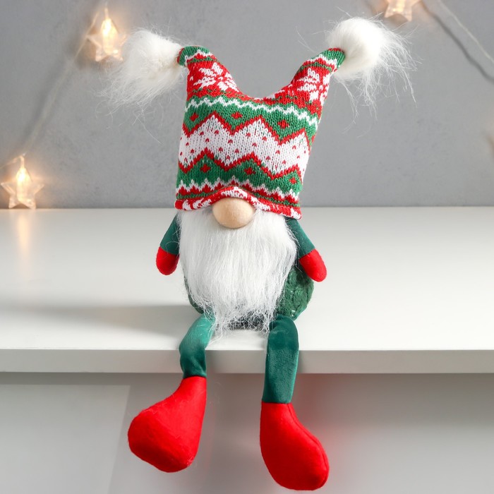 Кукла интерьерная Дед Мороз в шапке с зелёными узорами, с бомбошками 41х13х10 см кукла интерьерная дед мороз в шапке с красными узорами с бомбошками 41х13х10 см