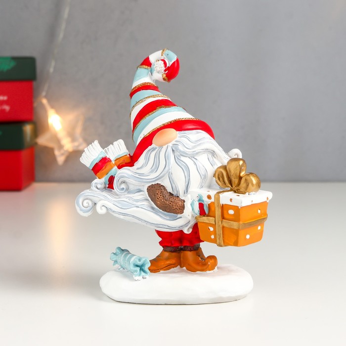Сувенир полистоун Дедушка Мороз с подарком, в полосатом колпаке 13х5,5х10,5 см сувенир полистоун дедушка мороз в красной шапке ушанке 4 5х3 5х5 5 см