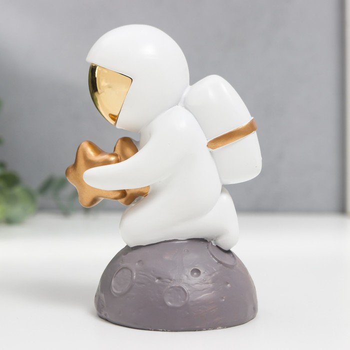 Сувенир полистоун "Космонавт со звёздами на коленках" белый с золотом 7х8х12,5 см 9088484
