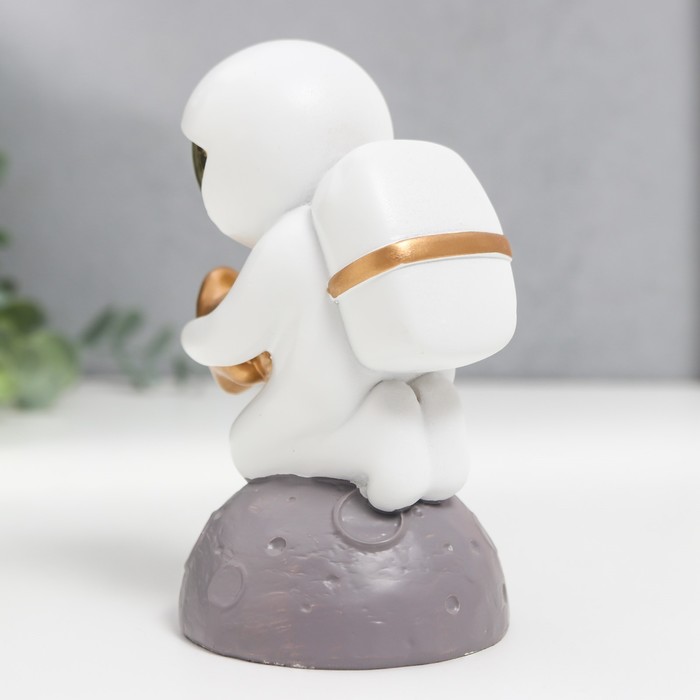 Сувенир полистоун "Космонавт со звёздами на коленках" белый с золотом 7х8х12,5 см 9088484