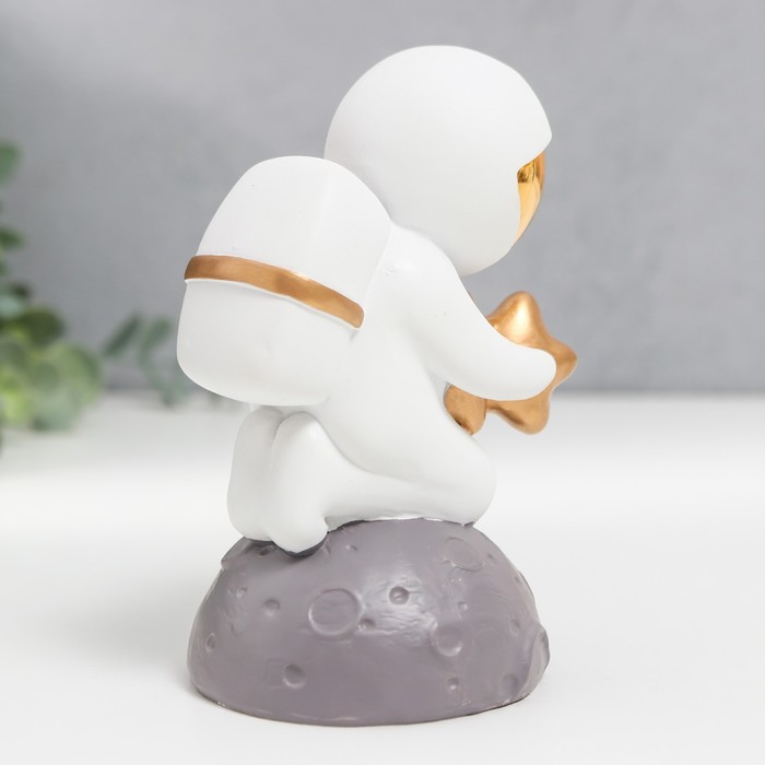 Сувенир полистоун "Космонавт со звёздами на коленках" белый с золотом 7х8х12,5 см 9088484