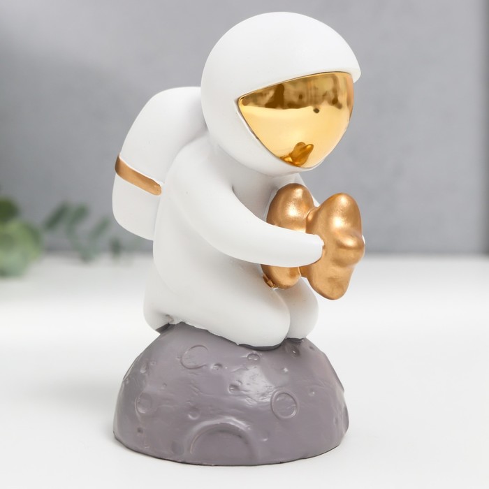 Сувенир полистоун "Космонавт со звёздами на коленках" белый с золотом 7х8х12,5 см 9088484